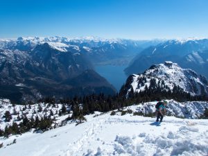 Zapadanie się w śniegu po pas w drodze na szczyt Traunstein