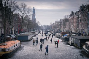 Jazda łyżwami na kanałach w Amsterdamie