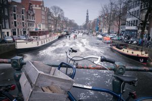 Rower i łyżwy zimą w Amsterdamie