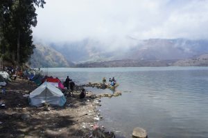 Brzeg jeziora Segara Anak