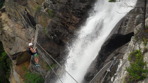 Most linowy nad wodospadem Lehner