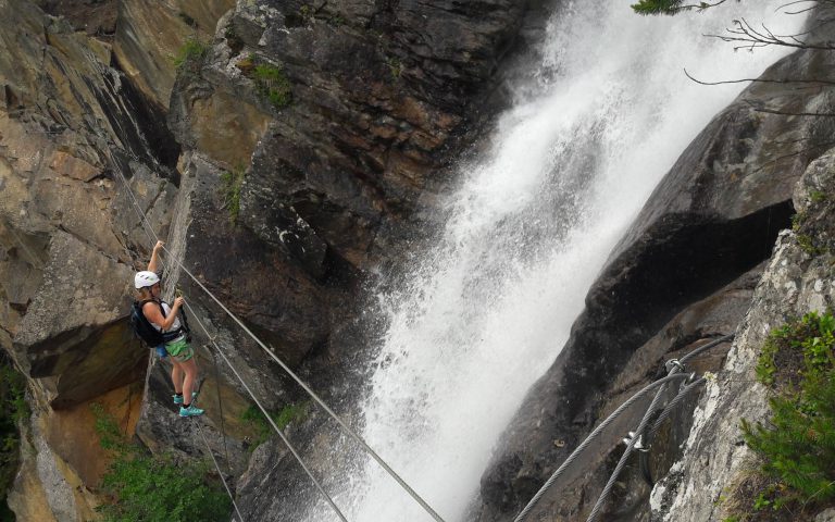 Most linowy nad wodospadem Lehner