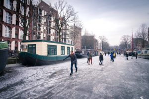 Amsterdam - zamarznięty kanał Brouwersgracht zimą