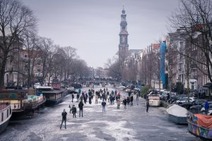 Amsterdam na łyżwach po kanale Prinsengracht