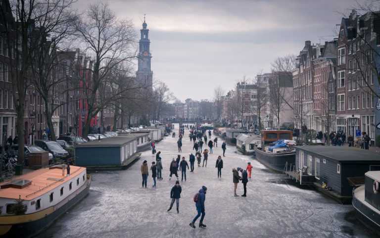 Jazda łyżwami na kanałach w Amsterdamie