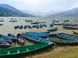 Łódeczki na jeziorze Phewa w Pokharze