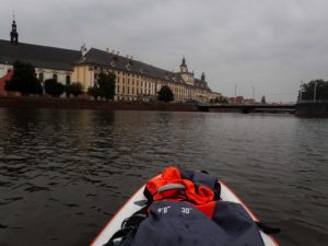 Stand up paddle we Wrocławiu przy Moście Uniwersyteckim