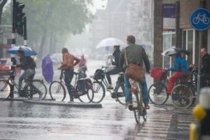Jazda rowerem w deszczu w Amsterdamie