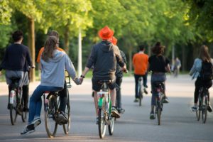 Rowerami przez Vondelpark w Amsterdamie