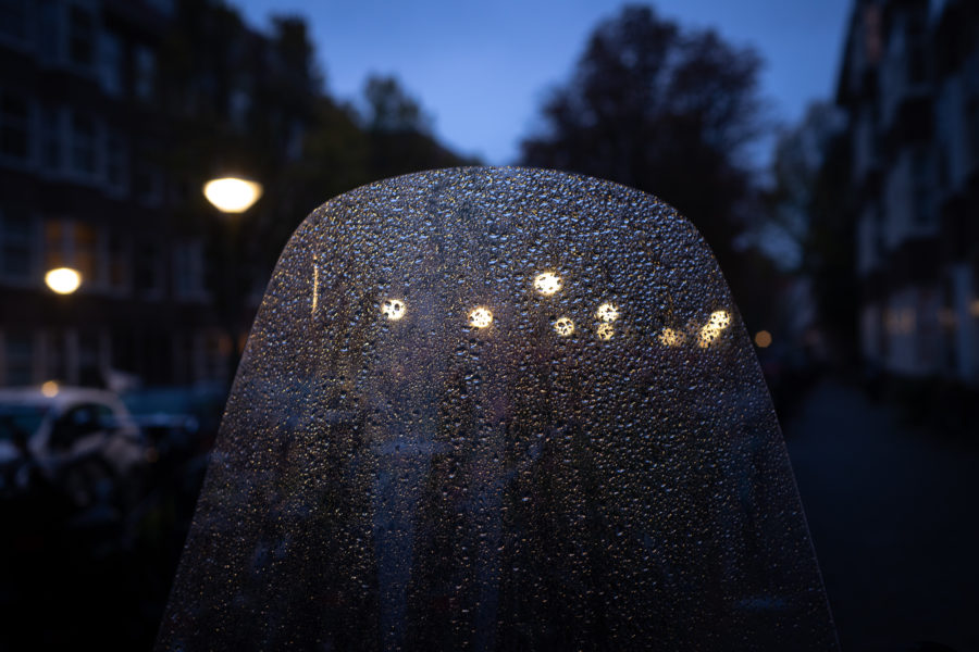 Skuter w deszczu, Amsterdam