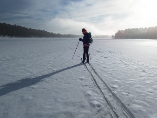 Biegówki po zamarzniętym jeziorze