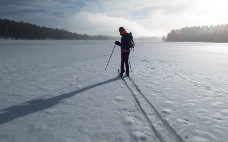 Biegówki po zamarzniętym jeziorze