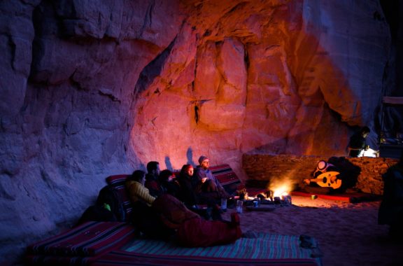 Wieczór grocie skalnej na Wadi Rum