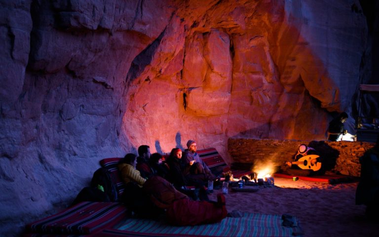 Wieczór grocie skalnej na Wadi Rum