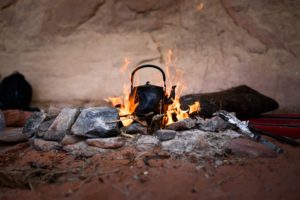 Obóz na Wadi Rum - czajnik ze słodka herbatą