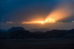 Zachód słońca na pustyni Wadi Rum