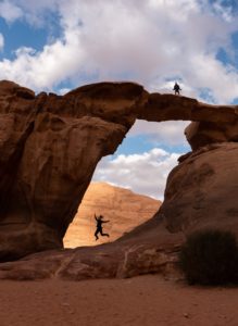 Łuk skalny na pustyni Wadi Rum w Jordanii