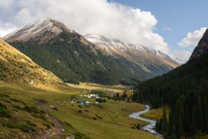 Góry Tien Szan, dolina Altyn-Arashan w Kirgistanie