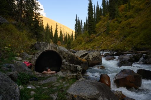 Dolina Altyn-Arashan w Kirgistanie i naturalne gorące źródła
