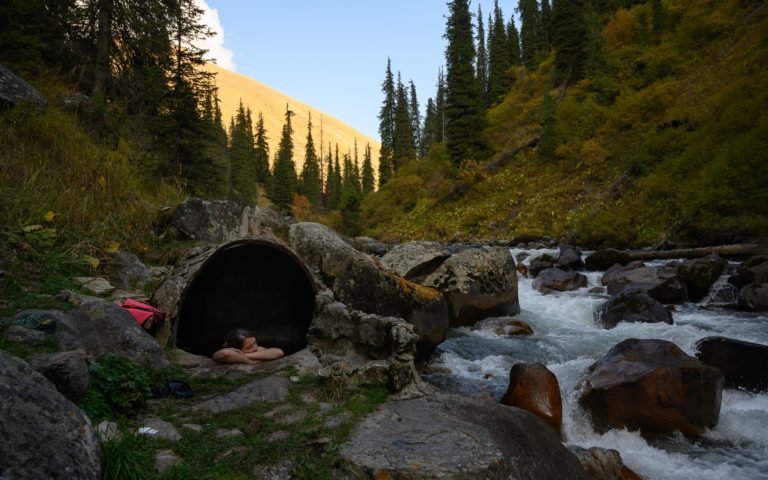 Dolina Altyn-Arashan w Kirgistanie i naturalne gorące źródła